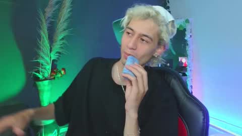 mattias     online show from 10-10-25, 04:11