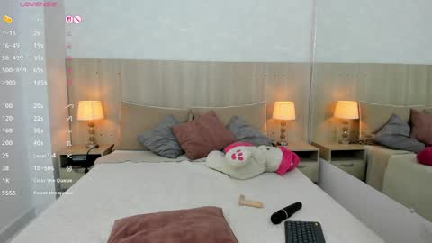 Vayolet Castro online show from 04-18-26, 07:07