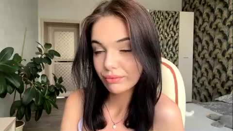 Snapshot of maudieyuan chatting on 06-18-26, 04:13 Lina online show from 06-18-26, 04:13