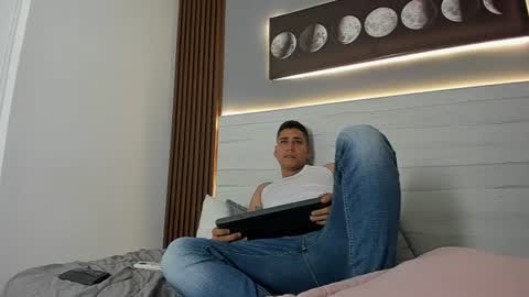 Snapshot of mauro_boy chatting on 06-11-26, 12:32 mauro_boy online show from 06-11-26, 12:32