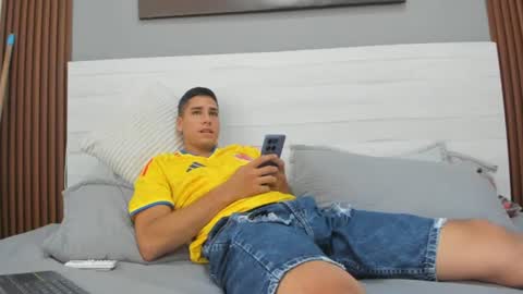 Snapshot of mauro_boy chatting on 06-17-26, 08:43 mauro_boy online show from 06-17-26, 08:43