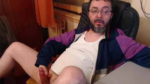 Snapshot of max818k chatting on 12-04-24, 08:40 Max online show from 12-04-24, 08:40