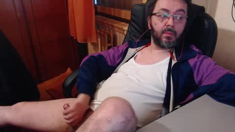 Snapshot of max818k chatting on 12-14-24, 07:40 Max online show from 12-14-24, 07:40