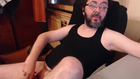 Snapshot of max818k chatting on 10-18-25, 05:54 Max online show from 10-18-25, 05:54