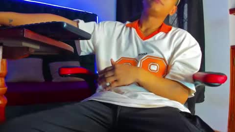 Snapshot of max_adoniss chatting on 12-29-24, 01:17 ig antonny x online show from 12-29-24, 01:17