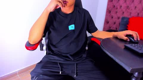 Snapshot of max_adoniss chatting on 01-27-25, 12:37 ig antonny x online show from 01-27-25, 12:37