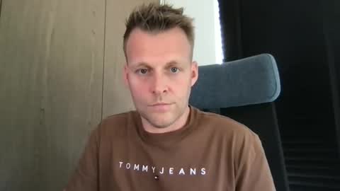 Snapshot of max_straight_1 chatting on 06-01-26, 08:38 Max take off clothes online show from 06-01-26, 08:38