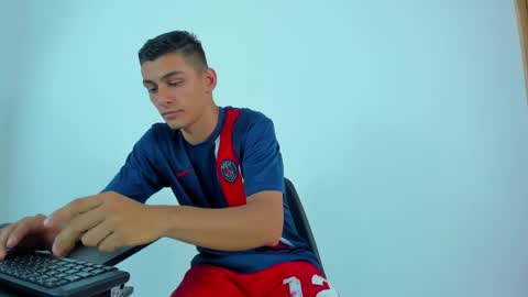 Snapshot of max_wild01 chatting on 05-14-26, 10:44 MAX online show from 05-14-26, 10:44