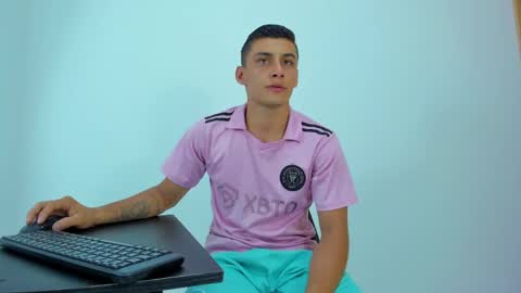 Snapshot of max_wild01 chatting on 05-17-26, 01:14 MAX online show from 05-17-26, 01:14