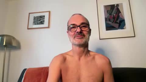 Snapshot of maxbow chatting on 11-21-25, 03:22 Max Mikado online show from 11-21-25, 03:22