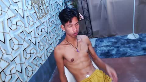 Snapshot of maxiebunny99 chatting on 02-11-25, 12:17 Reyn online show from 02-11-25, 12:17