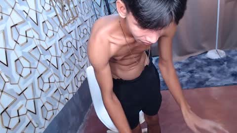 Snapshot of maxiebunny99 chatting on 02-12-25, 10:14 Reyn online show from 02-12-25, 10:14