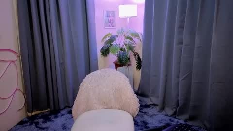 Snapshot of maxiebunny99 chatting on 09-12-25, 02:39 Reyn online show from 09-12-25, 02:39