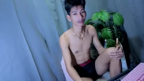 Snapshot of maxiebunny99 chatting on 10-16-25, 06:36 Reyn online show from 10-16-25, 06:36