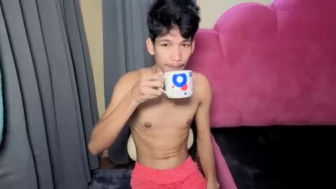 Snapshot of maxiebunny99 chatting on 11-16-25, 10:59 Reyn online show from 11-16-25, 10:59