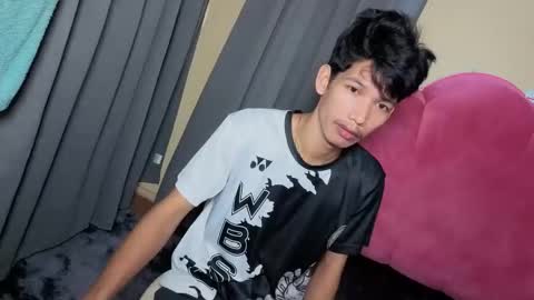 Snapshot of maxiebunny99 chatting on 11-17-25, 10:26 Reyn online show from 11-17-25, 10:26