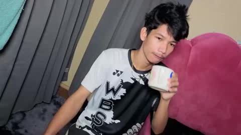 Snapshot of maxiebunny99 chatting on 11-18-25, 10:14 Reyn online show from 11-18-25, 10:14