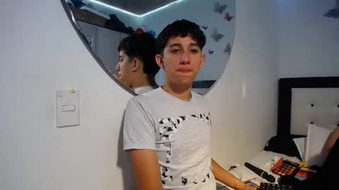 Snapshot of maximo_and_isa chatting on 11-08-25, 09:42 -- maximo and isa -- online show from 11-08-25, 09:42