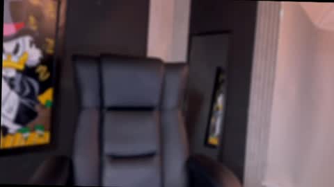 Snapshot of maximo_vega chatting on 10-19-25, 05:13 Maximo online show from 10-19-25, 05:13