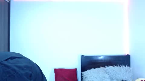 Independent Model online show from 01-08-26, 03:20