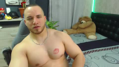 Snapshot of maximussantorini chatting on 12-10-24, 08:40 maximus online show from 12-10-24, 08:40