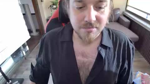 Snapshot of maxredz chatting on 02-25-26, 10:19 Max online show from 02-25-26, 10:19