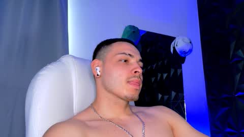 Snapshot of maxwell_dupont chatting on 12-19-25, 08:27 MAX online show from 12-19-25, 08:27