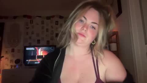 Snapshot of mayabellof chatting on 03-08-25, 01:39 Maya Belle online show from 03-08-25, 01:39