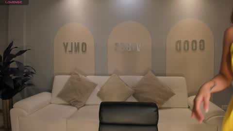 M A Y A    H O F F M A N online show from 01-09-26, 11:13