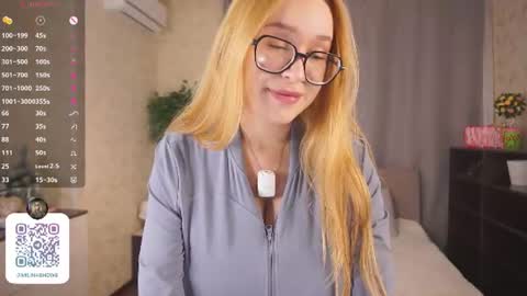 Snapshot of maybellebyone chatting on 06-17-26, 04:52 Milina online show from 06-17-26, 04:52