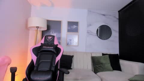 Snapshot of mayli_xx chatting on 12-14-24, 07:51 ALIS online show from 12-14-24, 07:51