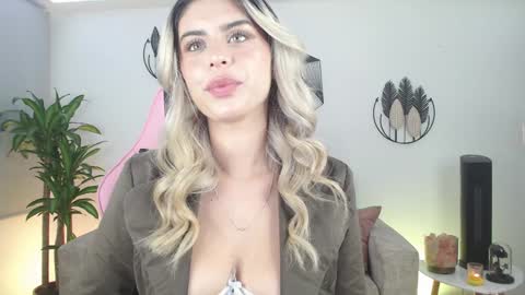 Snapshot of mayli_xx chatting on 01-28-25, 04:50 ALIS online show from 01-28-25, 04:50