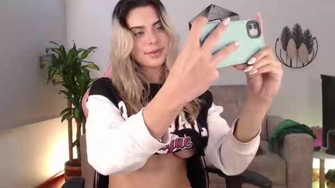 Snapshot of mayli_xx chatting on 02-11-25, 04:33 ALIS online show from 02-11-25, 04:33