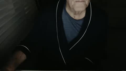 Snapshot of mbeastie chatting on 01-08-25, 02:35 Beastie online show from 01-08-25, 02:35