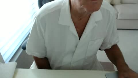 Snapshot of mbeastie chatting on 06-25-26, 01:04 Beastie online show from 06-25-26, 01:04