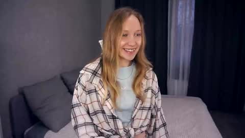 Snapshot of mckenziedyen chatting on 10-31-25, 08:15 Mary  online show from 10-31-25, 08:15