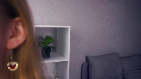 Snapshot of mckenziedyen chatting on 11-18-25, 06:51 Mary online show from 11-18-25, 06:51