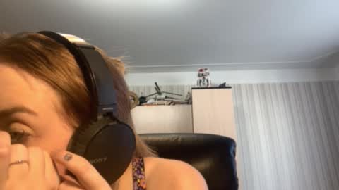 Snapshot of mckenziemoitoza chatting on 10-13-25, 08:14 Hello Lisa here Help me to make 50 thumbs up 333 online show from 10-13-25, 08:14