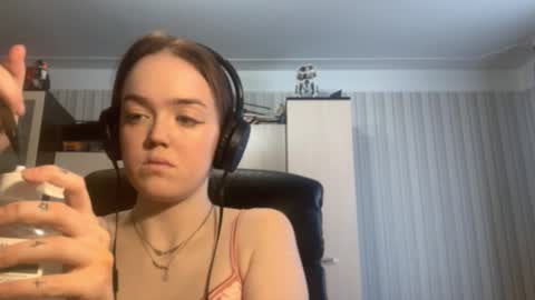 Snapshot of mckenziemoitoza chatting on 10-15-25, 08:36 Hello Lisa here Help me to make 50 thumbs up 333 online show from 10-15-25, 08:36