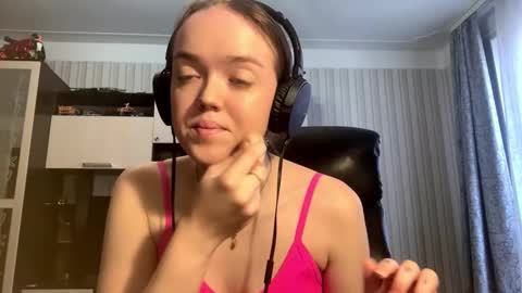 Snapshot of mckenziemoitoza chatting on 10-17-25, 08:39 Hello Lisa here Help me to make 50 thumbs up 333 online show from 10-17-25, 08:39
