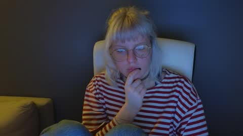 Snapshot of me1roze chatting on 05-15-26, 10:50 Roze online show from 05-15-26, 10:50