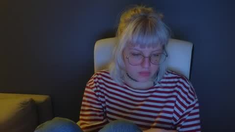 Snapshot of me1roze chatting on 05-15-26, 11:45 Roze online show from 05-15-26, 11:45