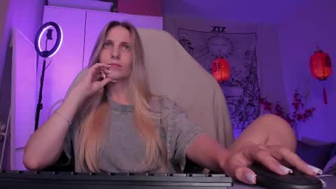 Anna online show from 06-26-26, 09:52
