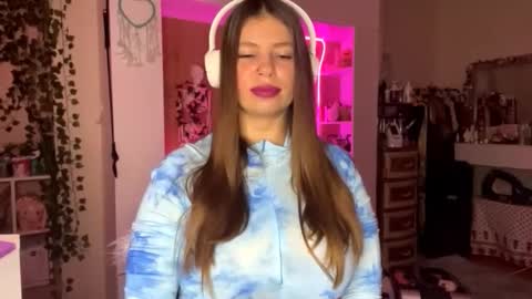 Snapshot of meelessenberry chatting on 11-26-25, 06:14 Vlada online show from 11-26-25, 06:14