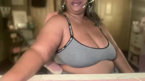 Snapshot of meetsouthernpeach chatting on 12-02-25, 04:35 Southern Peach online show from 12-02-25, 04:35