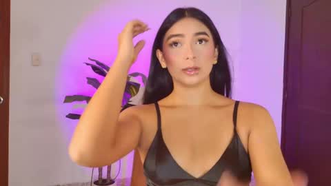 Snapshot of megan_cruzgb chatting on 05-20-26, 12:33 Carolina Paez online show from 05-20-26, 12:33