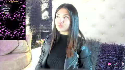 Snapshot of megan_devon chatting on 12-17-24, 11:28 online show from 12-17-24, 11:28
