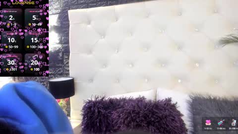 Snapshot of megan_devon chatting on 12-22-24, 12:38 online show from 12-22-24, 12:38