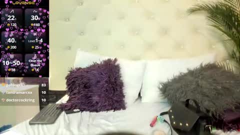 Snapshot of megan_devon chatting on 12-26-24, 06:22 online show from 12-26-24, 06:22