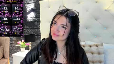 Snapshot of megan_devon chatting on 01-25-25, 11:44 online show from 01-25-25, 11:44